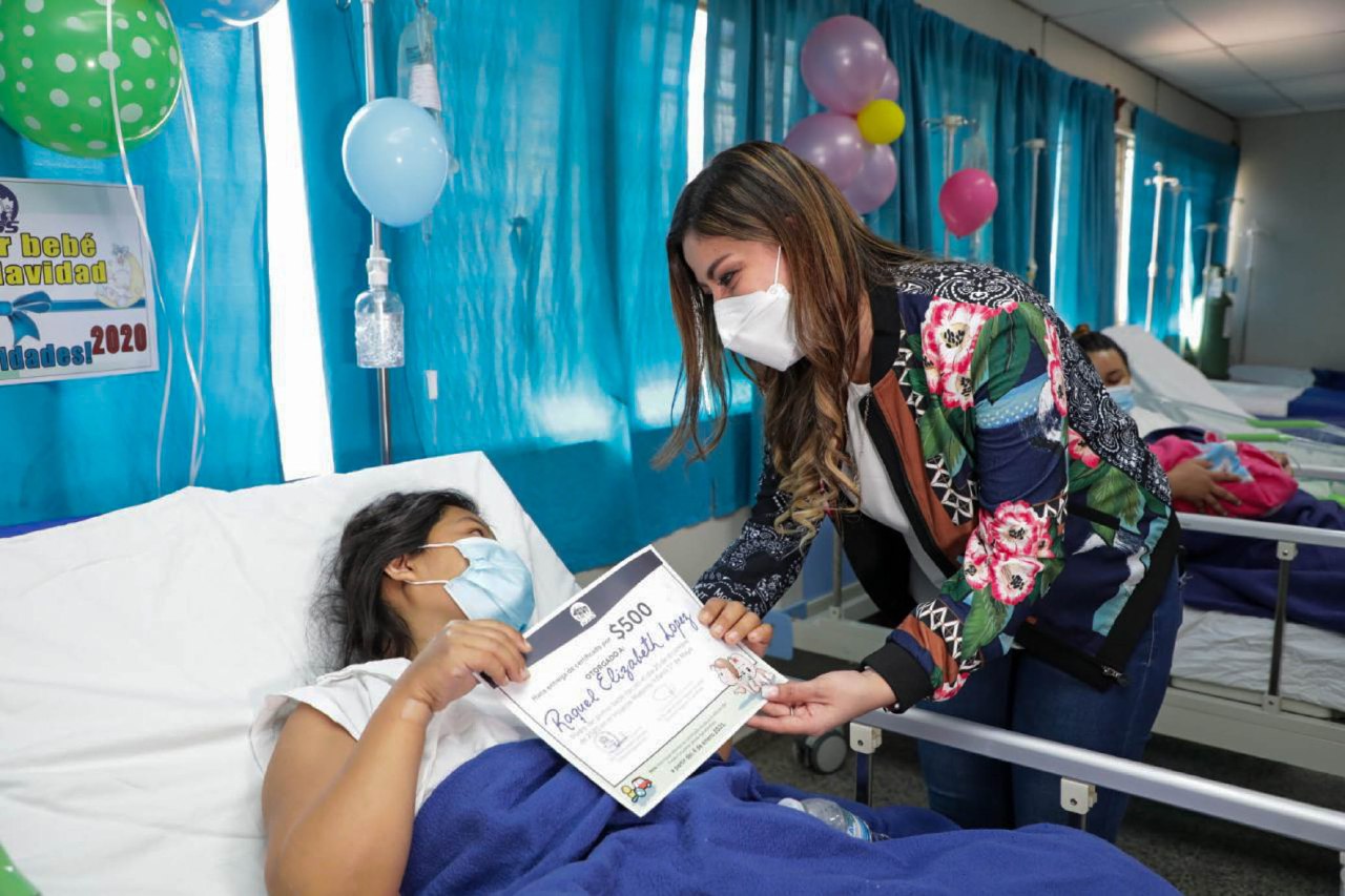 Directora del ISSS entrega presente a madre del primer bebé nacido en Navidad directora-del-isss-entrega-presente-a-madre-del-primer-bebe-nacido-en-navidad